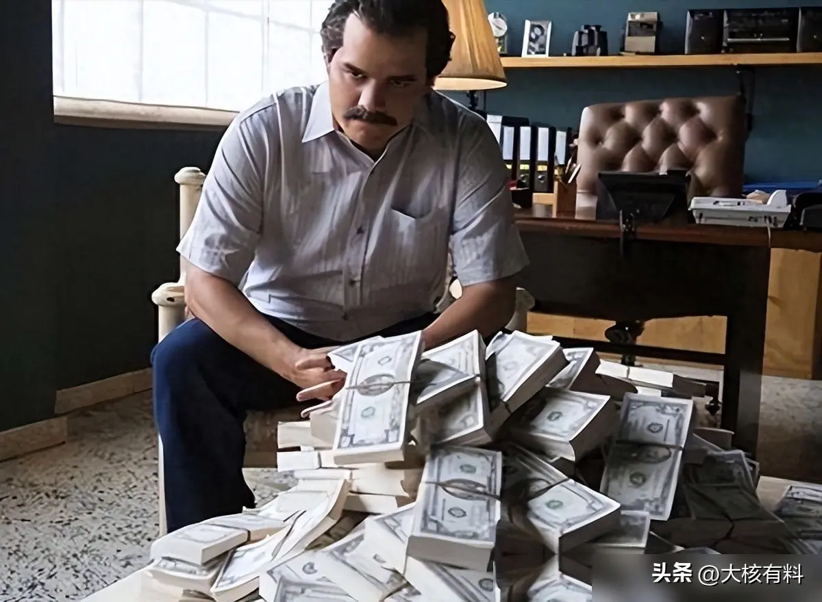 墨西哥头号毒枭，残暴成性沉迷美色，两度越狱却折在女明星手上