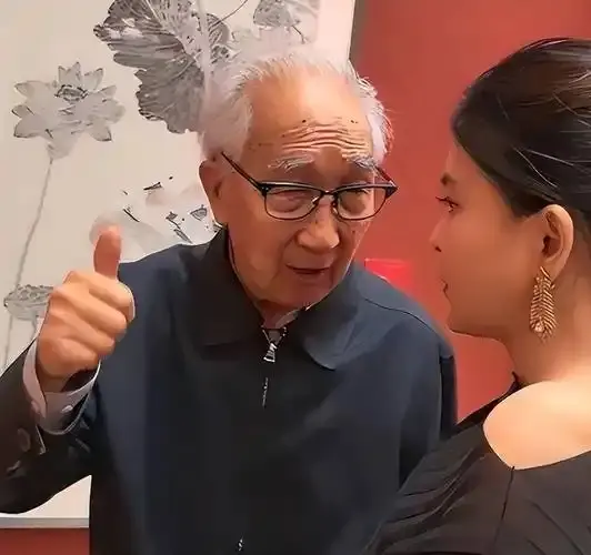 嫁大44岁老艺术家，47岁的她到底图啥？