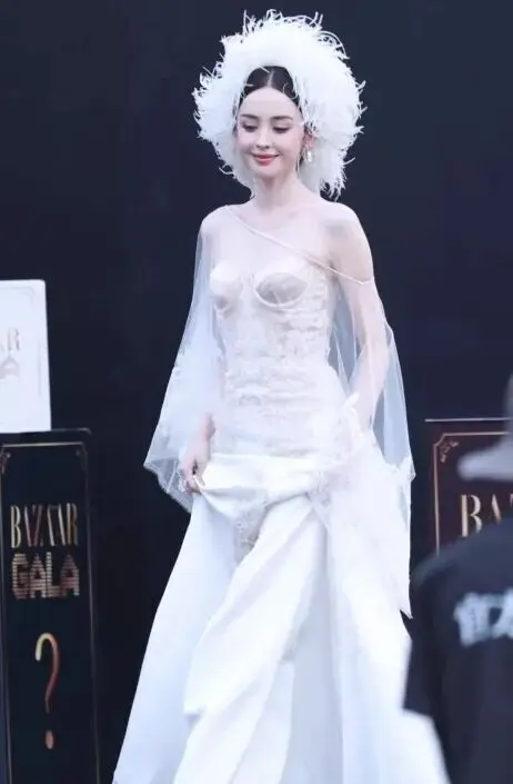 芭莎之夜:戚薇大胆,娜扎美的惊心动魄,白鹿身材好顶