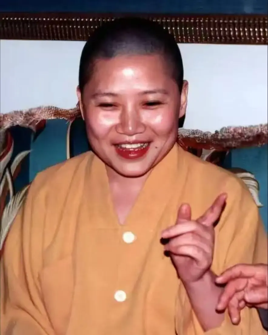 洛杉矶华人超市偶遇李娜,63岁光头素衣陪八旬母亲买菜