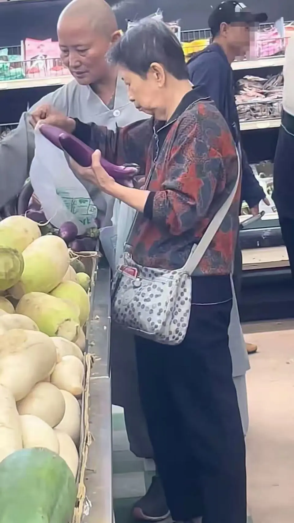 洛杉矶华人超市偶遇李娜,63岁光头素衣陪八旬母亲买菜