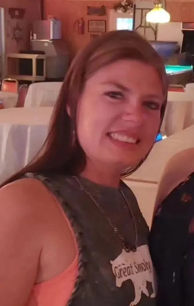 爬树看演唱会 男子摔落砸中女子 脊髓断裂 腰部以下全瘫痪!