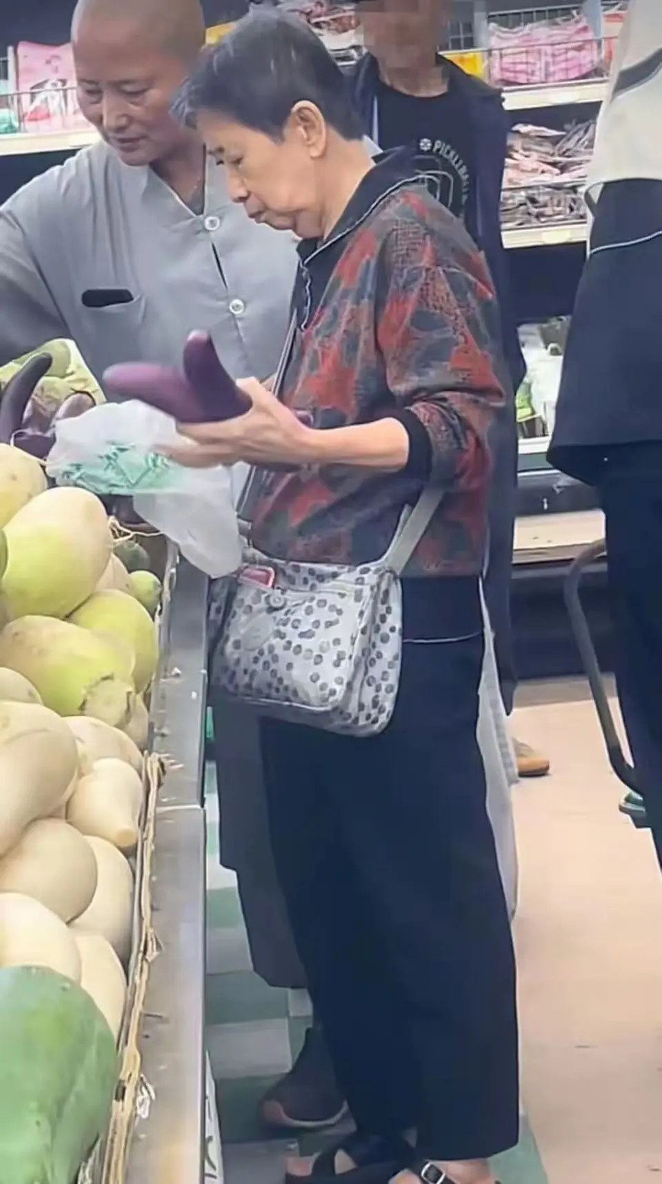 洛杉矶华人超市偶遇李娜,63岁光头素衣陪八旬母亲买菜