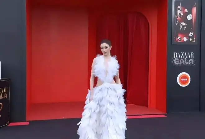 芭莎之夜:戚薇大胆,娜扎美的惊心动魄,白鹿身材好顶