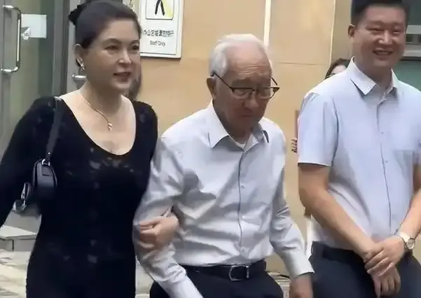 嫁大44岁老艺术家，47岁的她到底图啥？