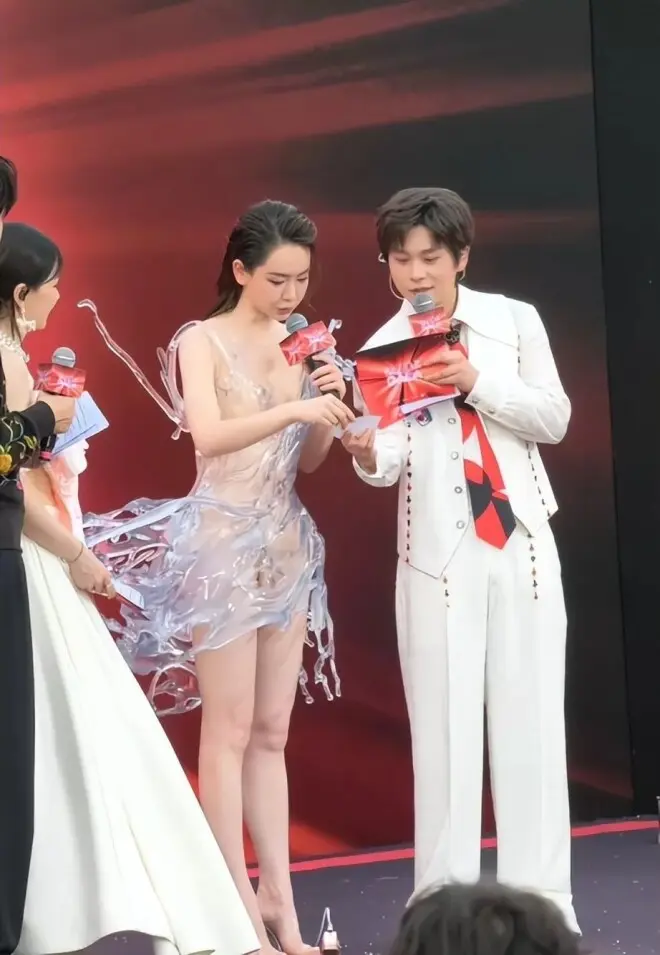 芭莎之夜:戚薇大胆,娜扎美的惊心动魄,白鹿身材好顶