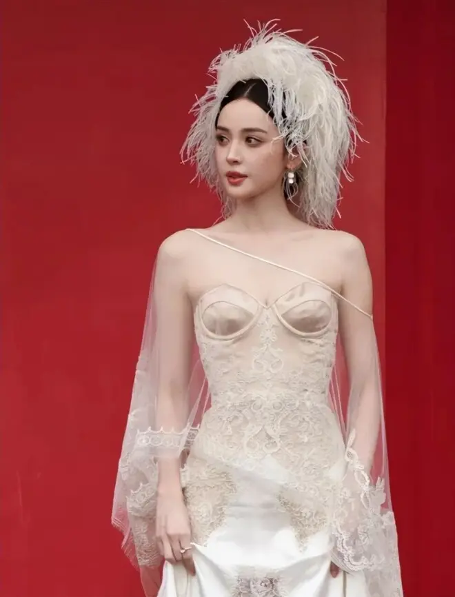 芭莎之夜:戚薇大胆,娜扎美的惊心动魄,白鹿身材好顶