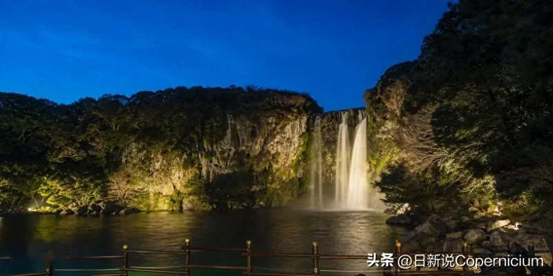 游客拍照失足溺亡 济州岛天地渊瀑布夜间关闭