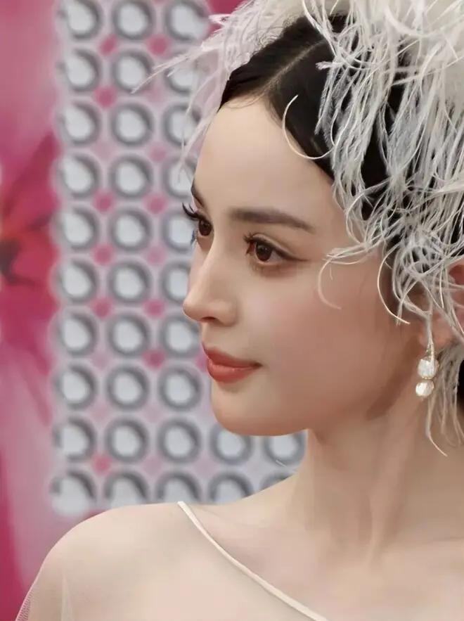 芭莎之夜:戚薇大胆,娜扎美的惊心动魄,白鹿身材好顶