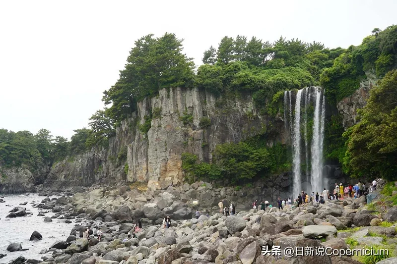 游客拍照失足溺亡 济州岛天地渊瀑布夜间关闭