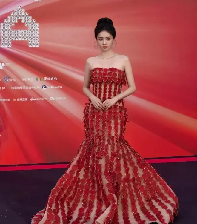 芭莎之夜:戚薇大胆,娜扎美的惊心动魄,白鹿身材好顶