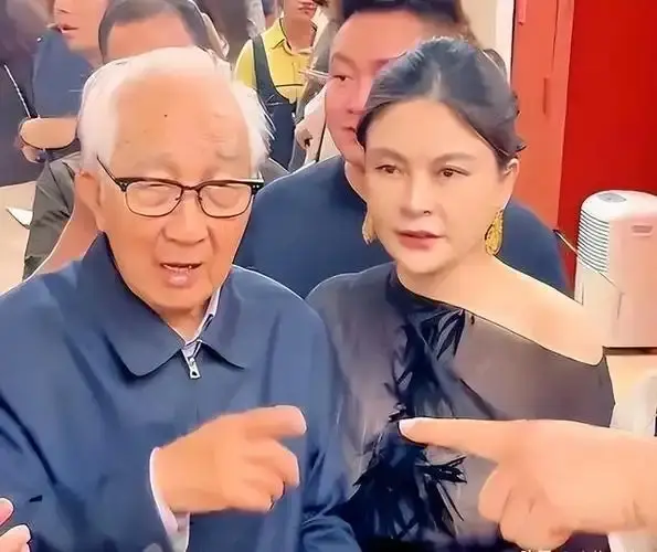 嫁大44岁老艺术家，47岁的她到底图啥？