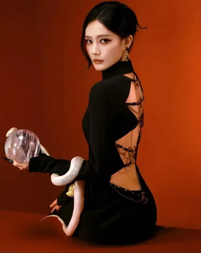 芭莎之夜:戚薇大胆,娜扎美的惊心动魄,白鹿身材好顶