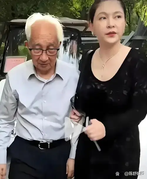 嫁大44岁老艺术家，47岁的她到底图啥？