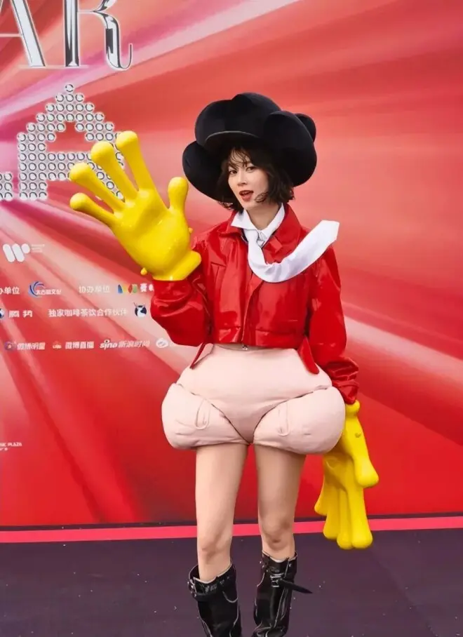芭莎之夜:戚薇大胆,娜扎美的惊心动魄,白鹿身材好顶