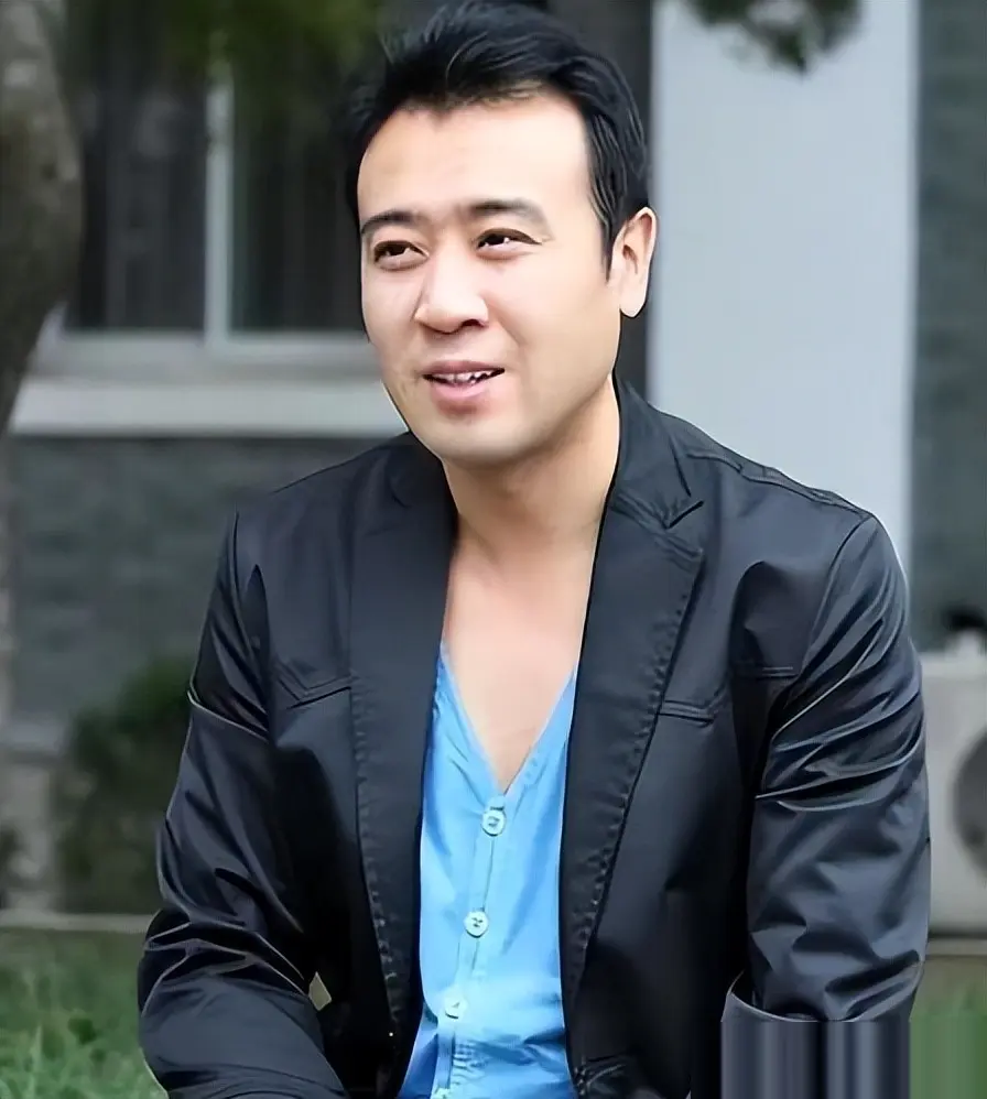于和伟回抚顺帮三哥卖包子，给8个哥姐买房