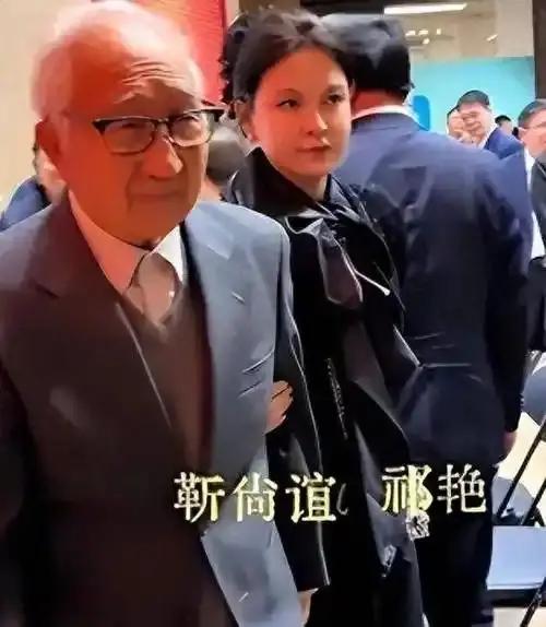 嫁大44岁老艺术家，47岁的她到底图啥？