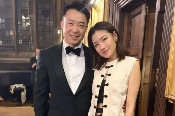 薄瓜瓜夫妇罕见同框 2人重返牛津