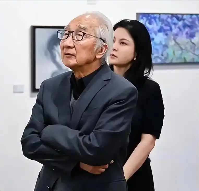 嫁大44岁老艺术家，47岁的她到底图啥？