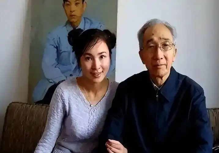 嫁大44岁老艺术家，47岁的她到底图啥？