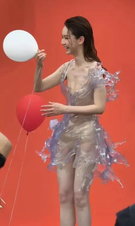 芭莎之夜:戚薇大胆,娜扎美的惊心动魄,白鹿身材好顶