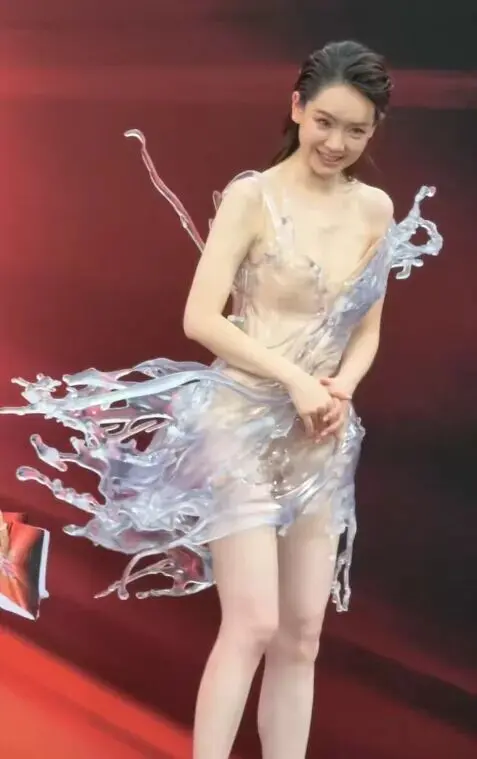 芭莎之夜:戚薇大胆,娜扎美的惊心动魄,白鹿身材好顶