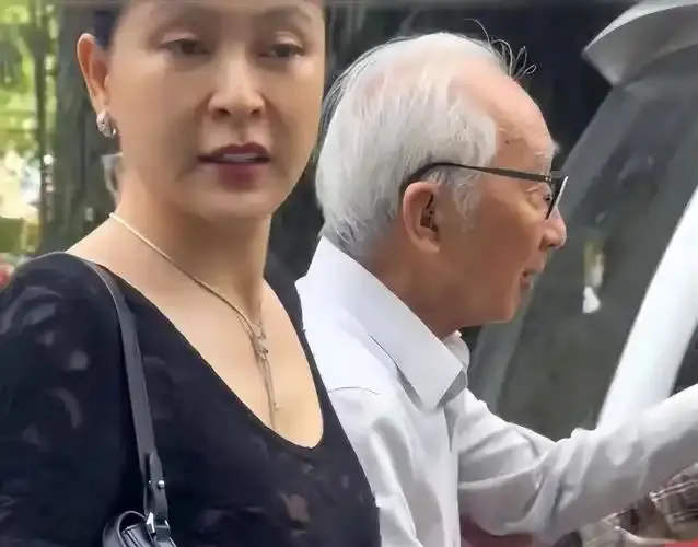 嫁大44岁老艺术家，47岁的她到底图啥？