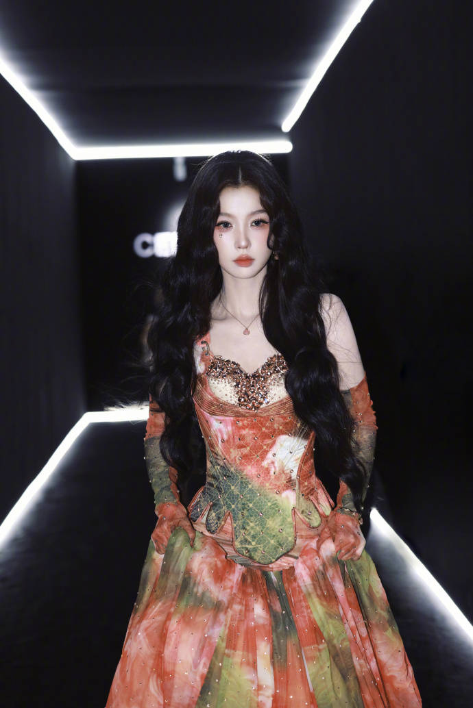 虞书欣新写真红裙秀腰臀比,甜美妩媚同框