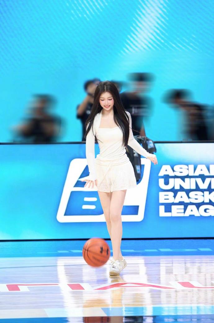 虞书欣新写真红裙秀腰臀比,甜美妩媚同框