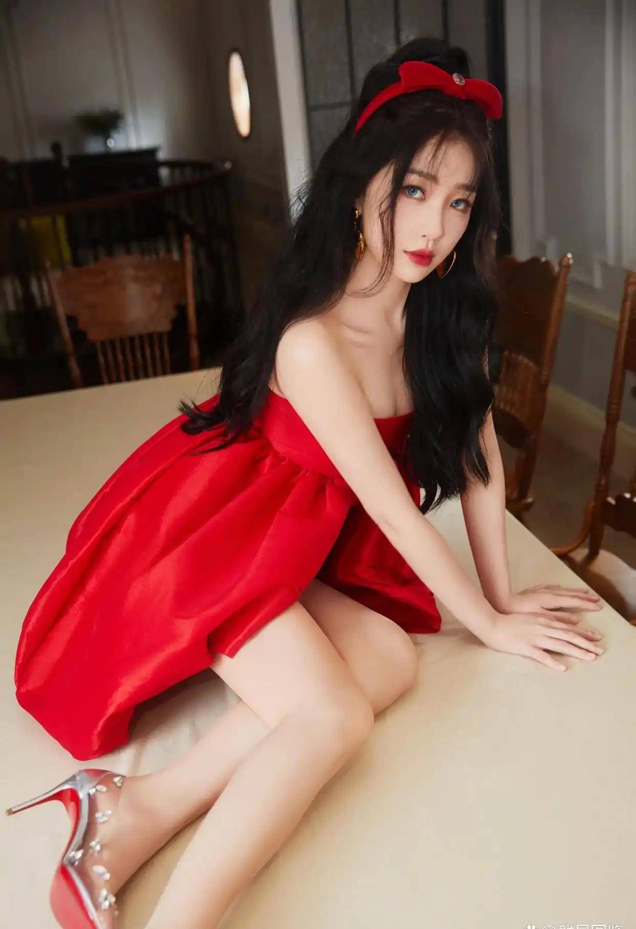 虞书欣新写真红裙秀腰臀比,甜美妩媚同框