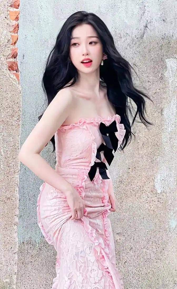 虞书欣新写真红裙秀腰臀比,甜美妩媚同框