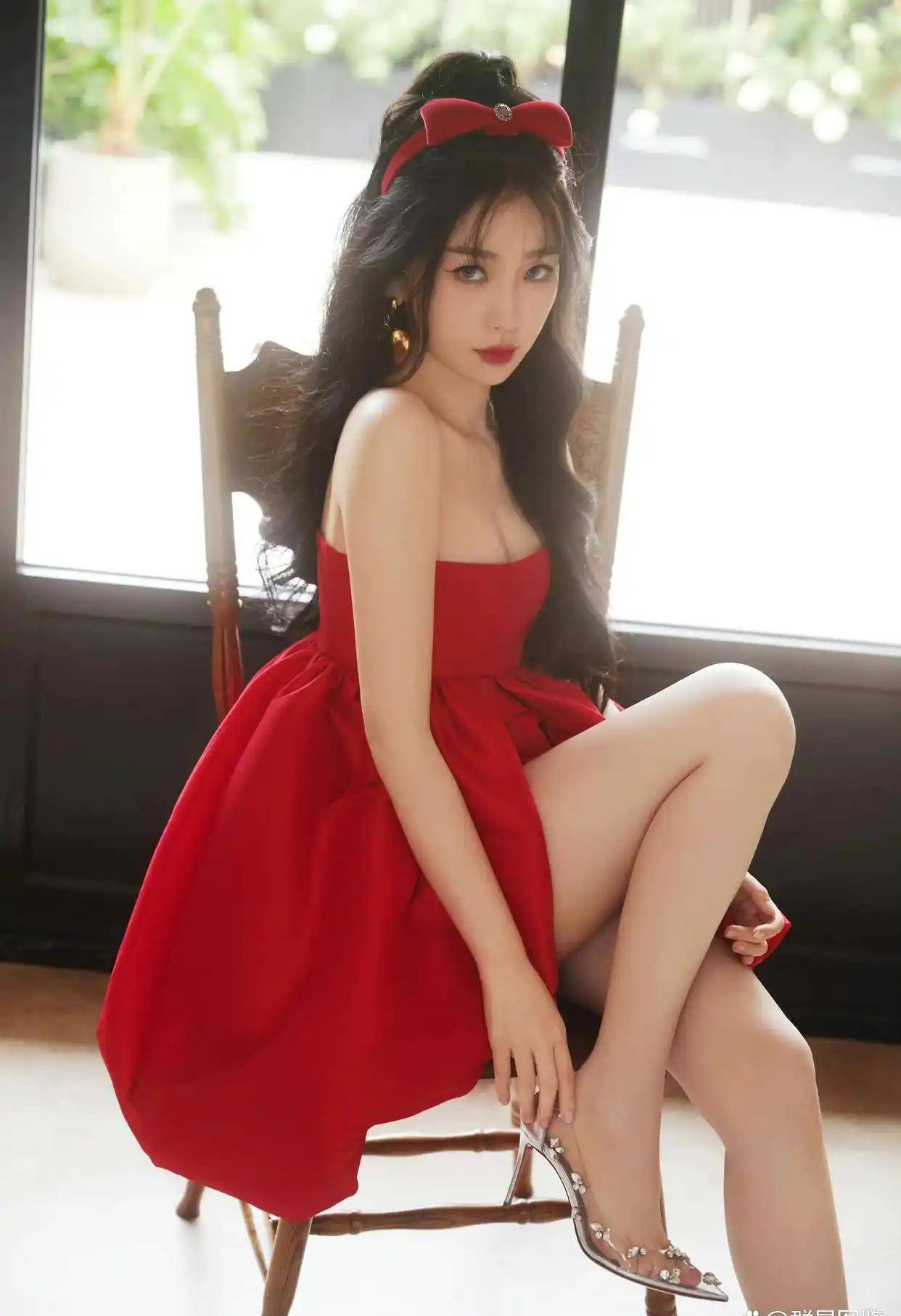 虞书欣新写真红裙秀腰臀比,甜美妩媚同框