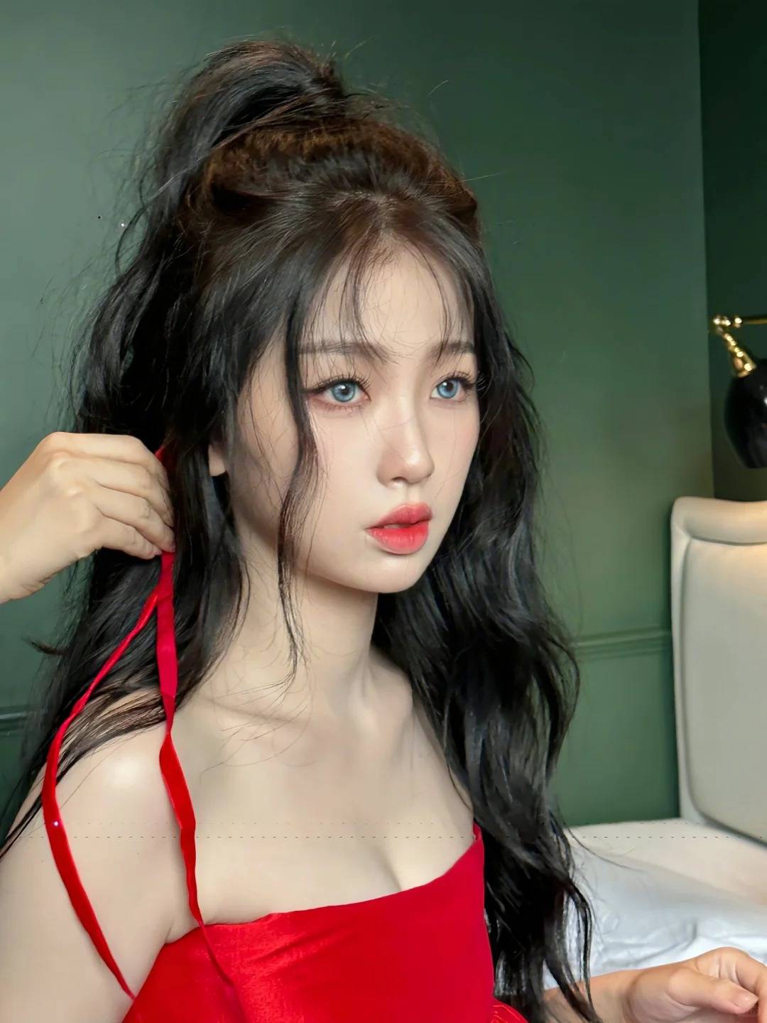 虞书欣新写真红裙秀腰臀比,甜美妩媚同框