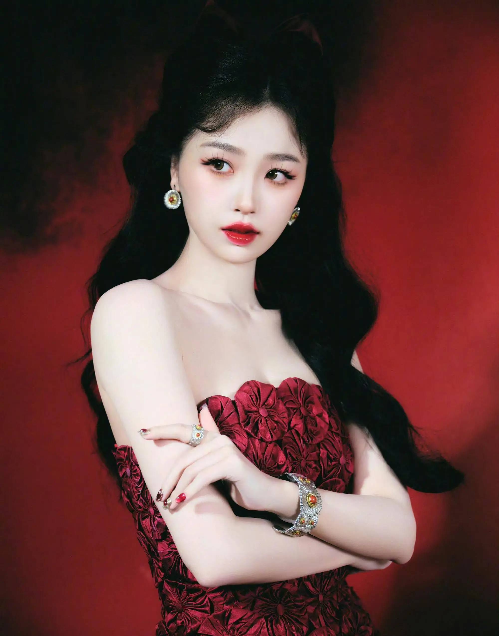 虞书欣新写真红裙秀腰臀比,甜美妩媚同框