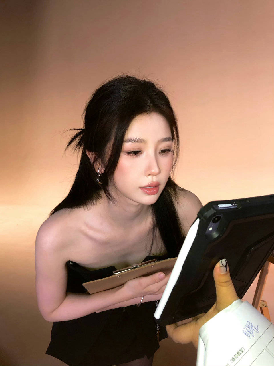 虞书欣新写真红裙秀腰臀比,甜美妩媚同框