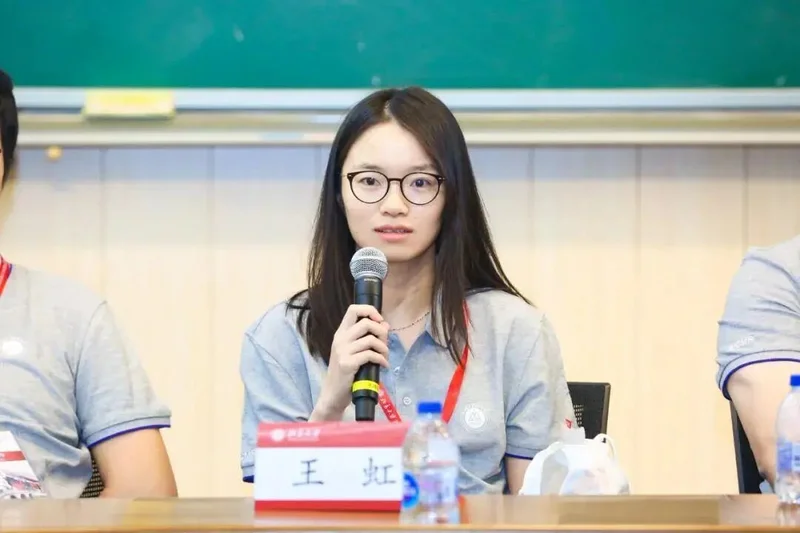 王虹出席纽约大学举办的庆功宴 罕见未戴眼镜