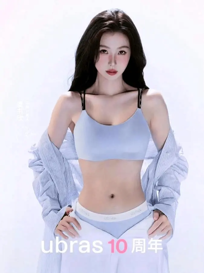 虞书欣新写真红裙秀腰臀比,甜美妩媚同框