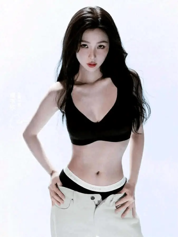 虞书欣新写真红裙秀腰臀比,甜美妩媚同框
