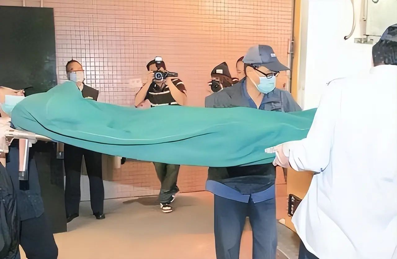知名主持人自杀身亡，妻子卖保险养家，至今单身