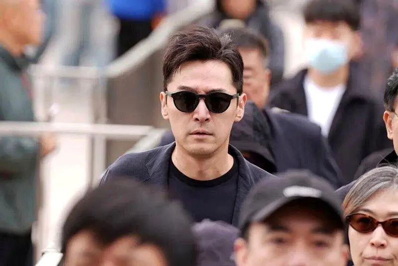 游本昌告别仪式，胡歌陈龙黑衣送别拭泪