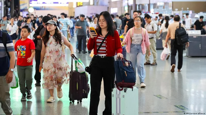 中国“黄金周”: 旅游热了消费还是冷？