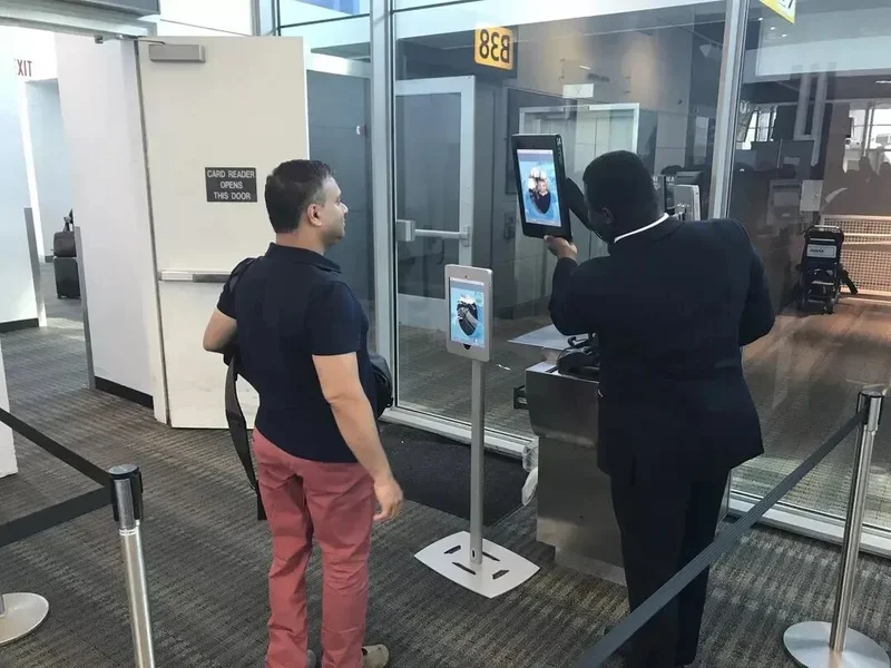 两名华人竟拿着微信买来的美国护照入境 当场露馅!