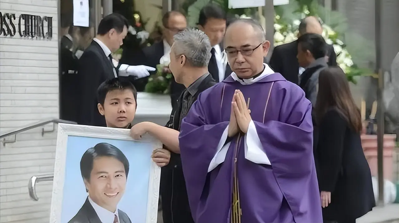 知名主持人自杀身亡，妻子卖保险养家，至今单身