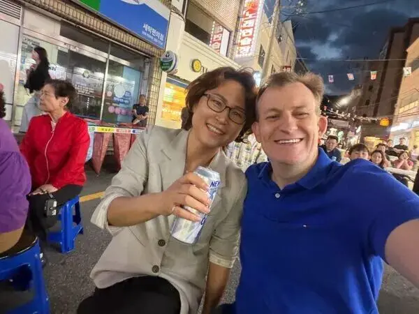 BBC直播“乱入小姊弟”长大了!13岁姊姊变身美少女