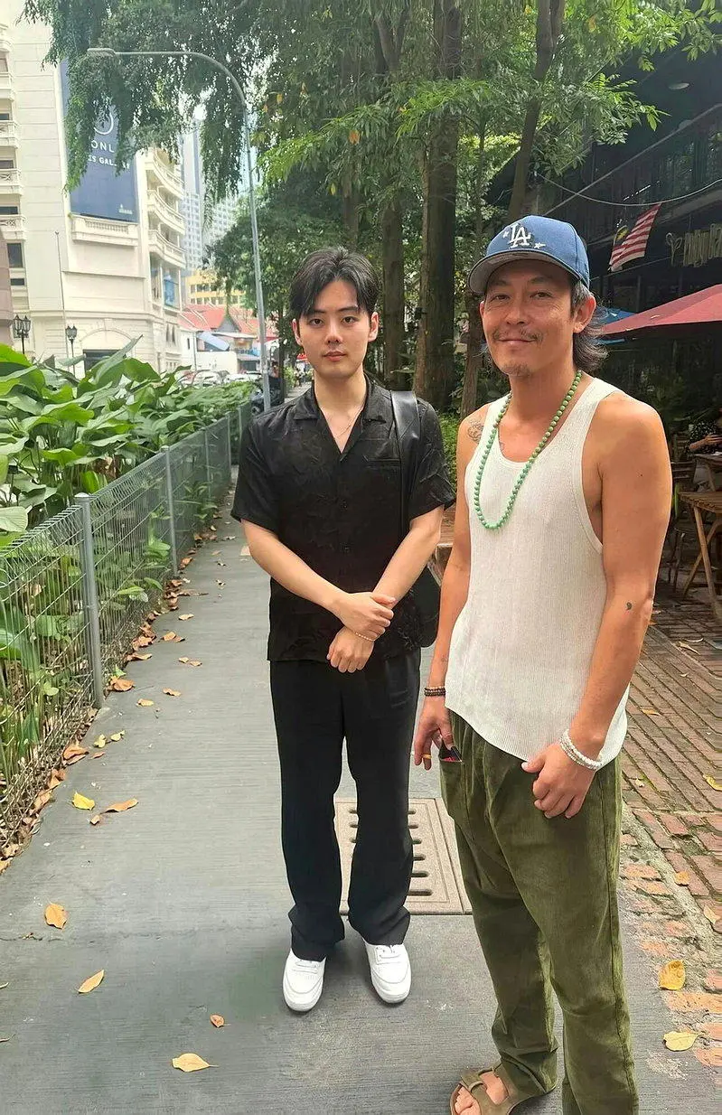 粉丝要求合照遭冷拒… 陈冠希3秒后突喊“这句话” 惊喜收场
