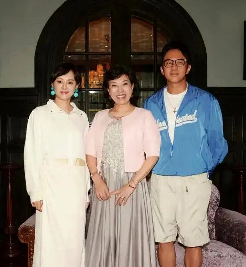 孙俪高调为母庆生 68岁孙妈贵妇气场全开