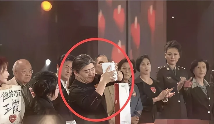 又被看哭!刘欢1991年赈灾义演险晕倒