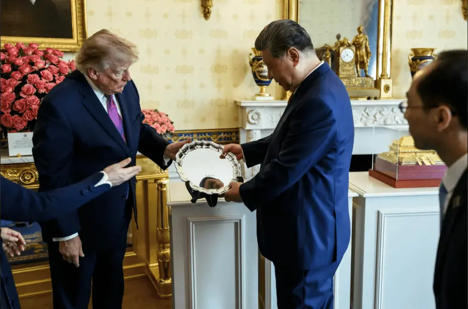 多图！白宫公布习特会官方照  习赠金色“太和殿模型”
