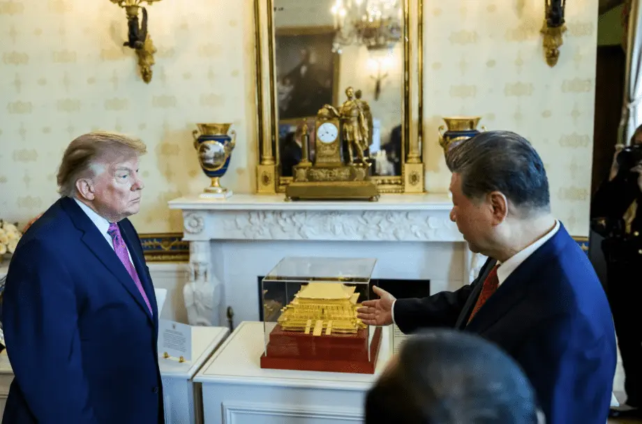 多图！白宫公布习特会官方照  习赠金色“太和殿模型”