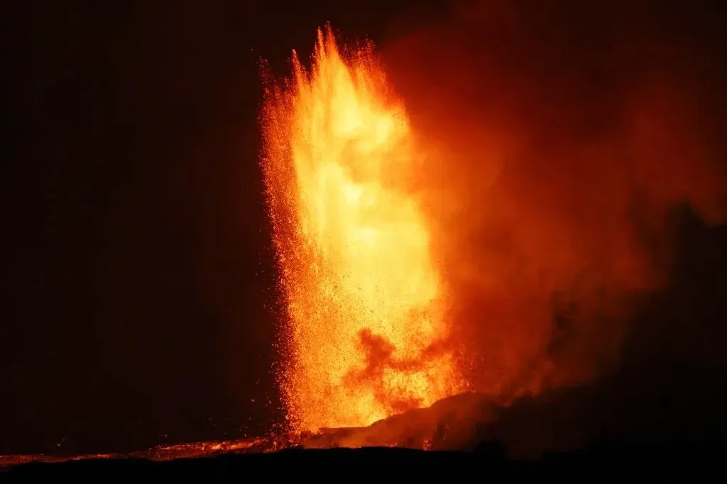 紧急! 度假胜地1天狂震近100次 火山喷口冒火 热门区域紧急封闭!